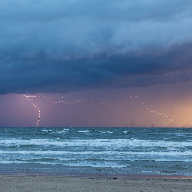 Katwijk aan Zee onweer met zonsondergang