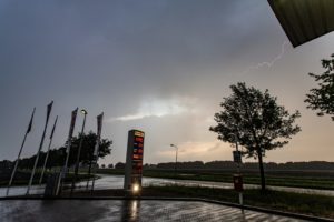 Wat is de oorzaak van windstoten bij onweer?