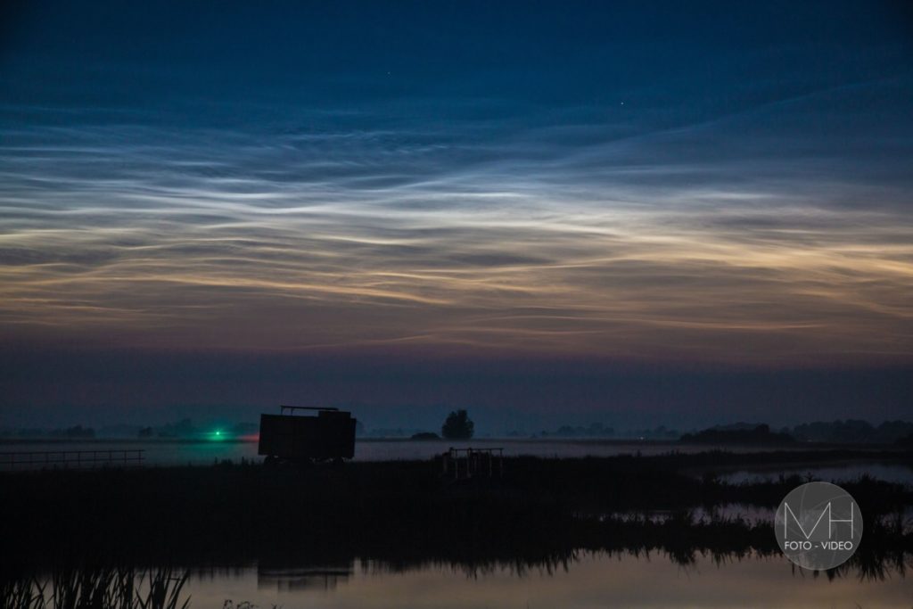 Lichtende nachtwolken boven Nederland