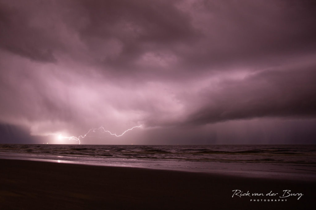 Onweer aan het strand bij Katwijk aan Zee