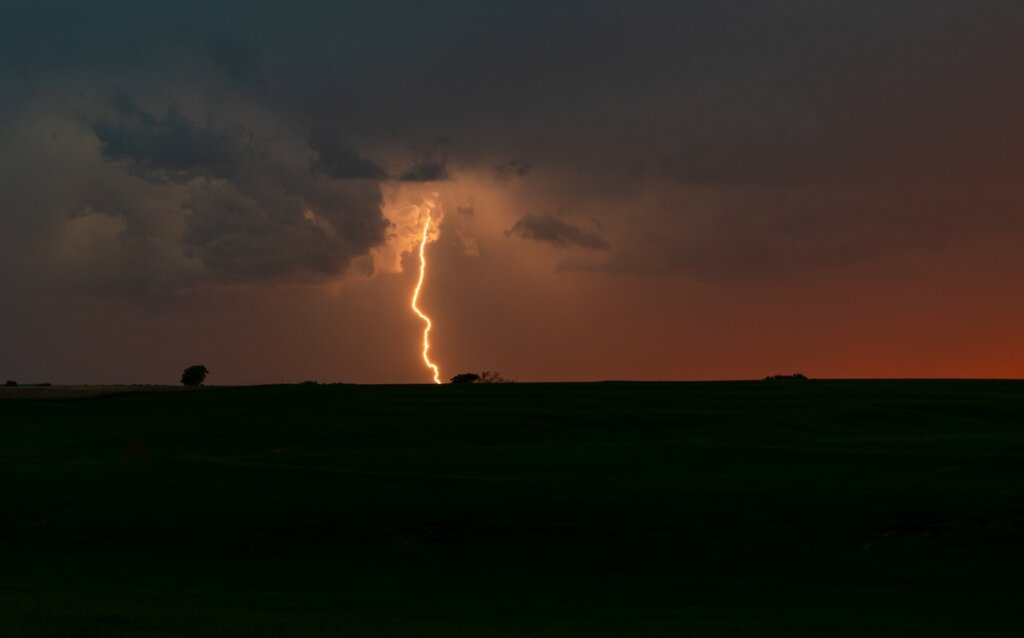 Onweer tijdens zonsondergang
