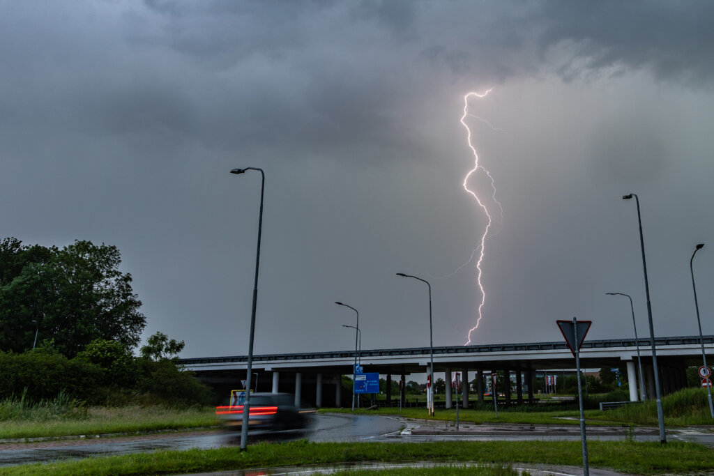 Onweersbuien bliksem juni 2024