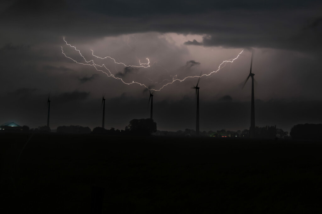 Bliksemontlading boven windmolens