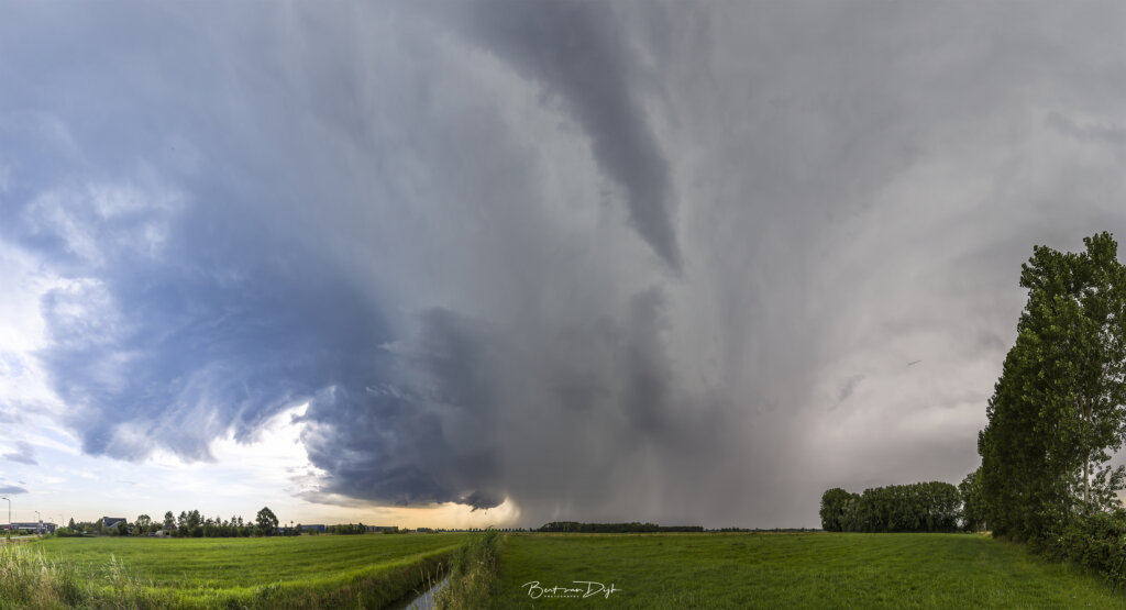 Panorama shot van supercell met wallcloud bij Nijmegen