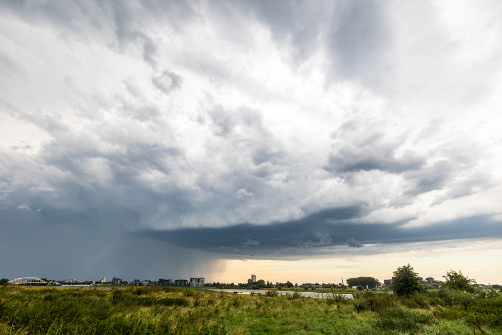 Achterkant uitstervende supercell bij Deventer
