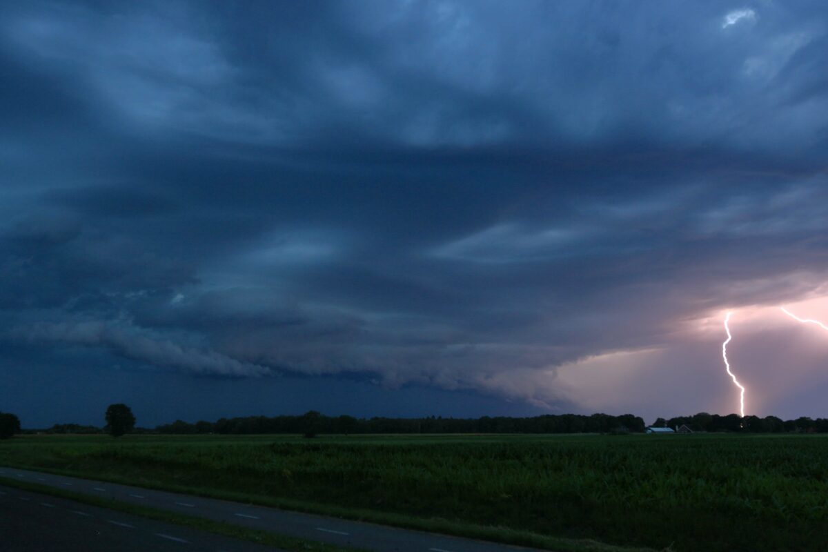 Onweer bij fraaie arcus