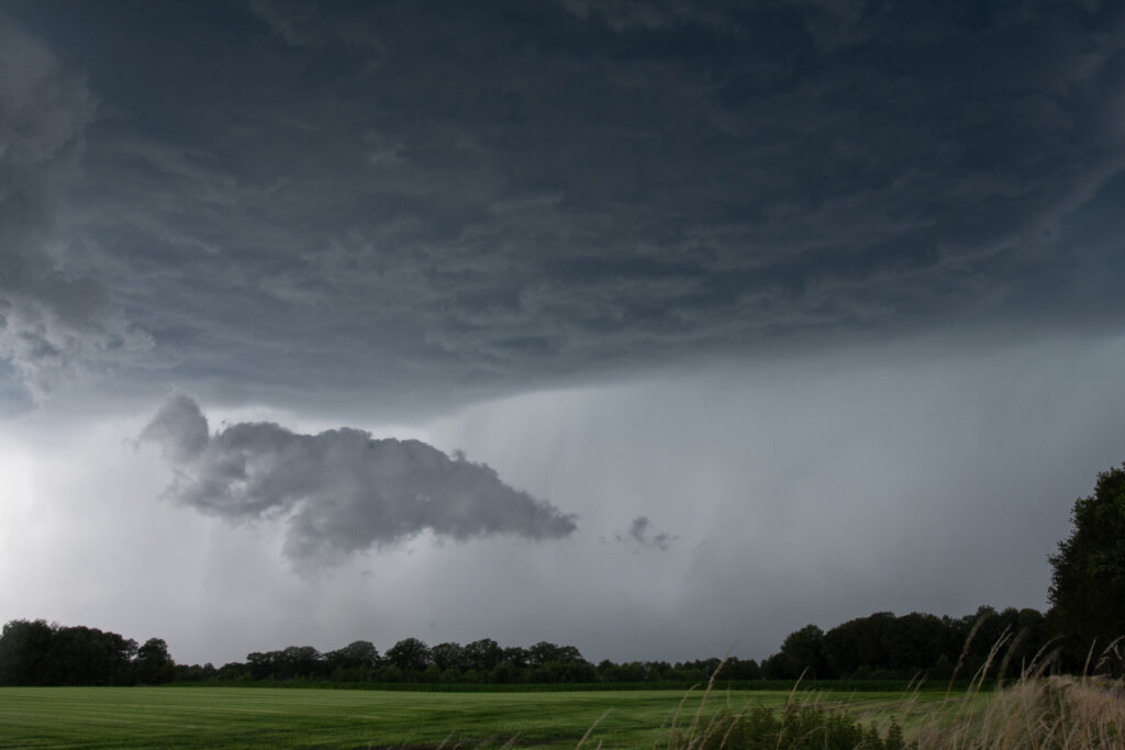 Downburst bij supercell Deventer