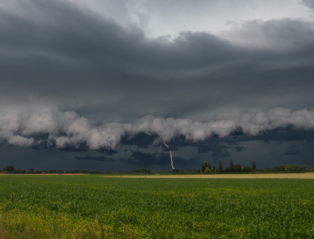 Bliksem ontlading onder arcus krijg bij Deventer