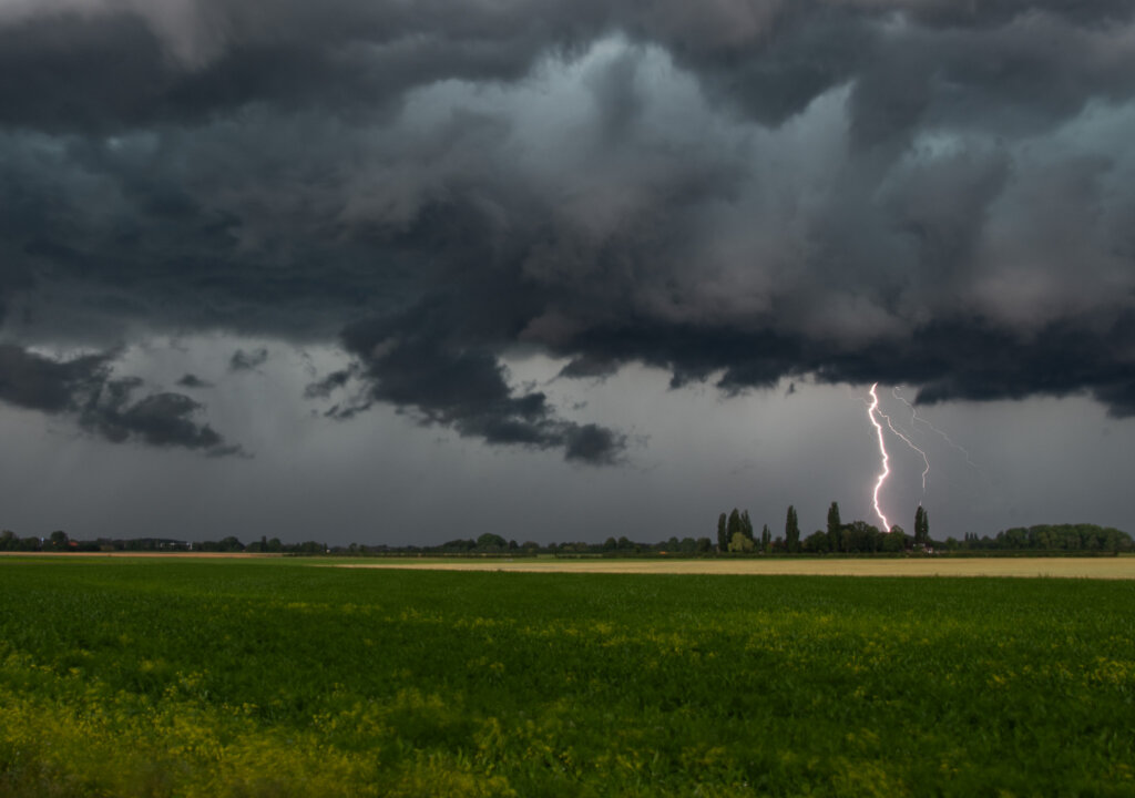 Bliksem ontlading onder arcus krijg bij Deventer