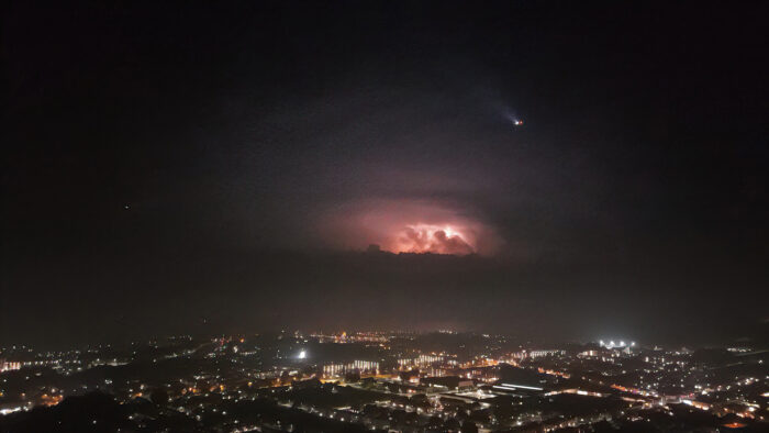 Onweer rode kleuren bui drone Hellevoetslulis