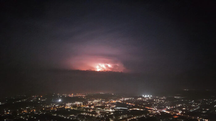 Onweer rode kleuren bui drone Hellevoetslulis