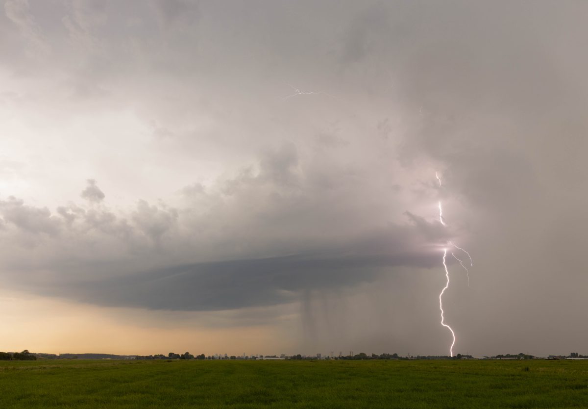 Vanavond kans op stevige onweersbuien vanuit het zuidwesten